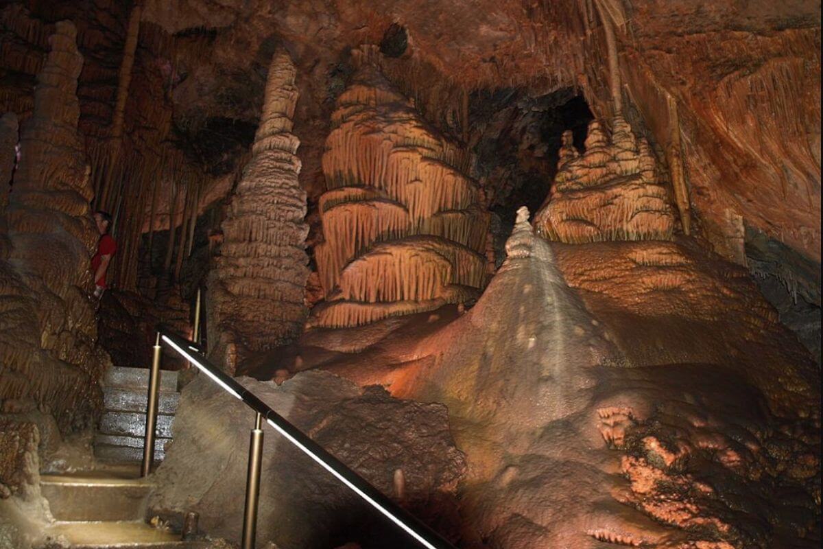 The entrance to Lewis & Clark Caverns with stairs and stalactites and stalagmites.